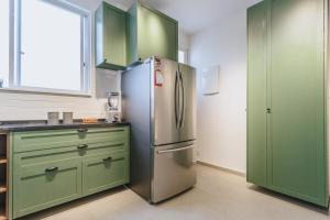 Apto bem equipado c WiFi,lareira e boa localizacao