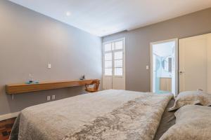 Apto bem equipado c WiFi,lareira e boa localizacao