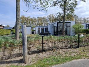 Breskens Chalet Herzklopfen Breskens mit Zaun Hausnr B092