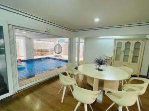 Biệt thự phố, hồ bơi