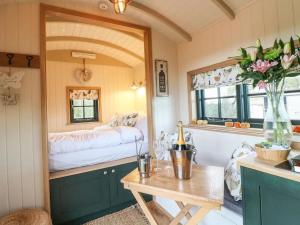 Poppies Shepherds Hut - Sleeps 2 & Hot Tub