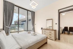 Chic One-Bed Haven w Pool & Gym Heart of Dubai