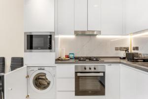 Chic One-Bed Haven w Pool & Gym Heart of Dubai