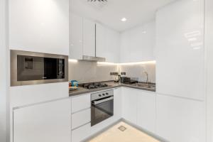 Chic One-Bed Haven w Pool & Gym Heart of Dubai