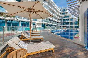 Chic One-Bed Haven w Pool & Gym Heart of Dubai