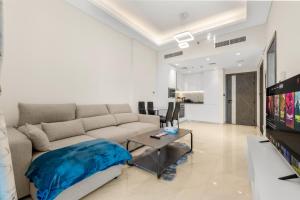 Chic One-Bed Haven w Pool & Gym Heart of Dubai