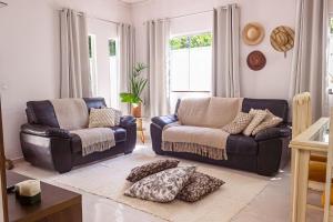 Casa Privativa de 3 Quartos com Piscina com Aquecimento Solar a 800m das Praias de Taperapuan, Ar Condicionado, WiFi 110Mbps, Churrasqueira, Garagem para 02 Carros