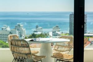 Alluring 2bed Apt w Sea Mountain Views Marlo Vale