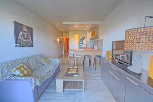 Juan les pins Tanit Le Gébal Studio Climatisé vue sur mer Piscine