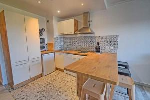 Juan les pins Tanit Le Gébal Studio Climatisé vue sur mer Piscine