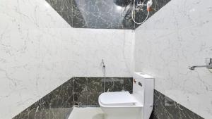 Hotel Luxury R K Near Banke Bihari Temple #Family Choice #Free Wifi #Free Parking #Best Hotel #Prime Location