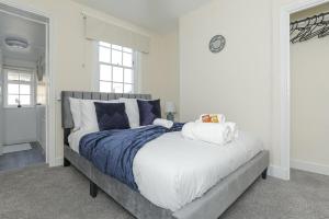 Big PROMO! Central Canterbury City Escape 2BR 2BA House, en-suite, Couples Retreat, Perfect For Families, Students, Relocators FREE Parking Fast WiFi