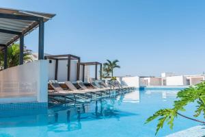 Luxury Studio with Kitchen AC Gym Pools Cinema