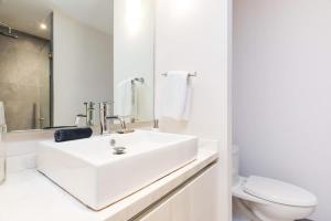 Luxury Studio with Kitchen AC Gym Pools Cinema