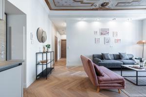 PHILIBERT - Traditional Apart with Historical Fresco