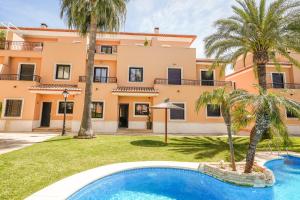 Luxury 5-bedroom townhouse in Jardines del Pla, Javea 250m from the Arenal