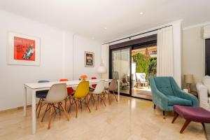 Luxury 5-bedroom townhouse in Jardines del Pla, Javea 250m from the Arenal