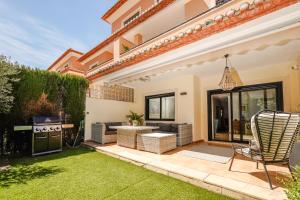 Luxury 5-bedroom townhouse in Jardines del Pla, Javea 250m from the Arenal
