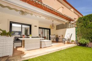Luxury 5-bedroom townhouse in Jardines del Pla, Javea 250m from the Arenal