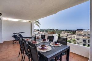 Ultimate Rentals - Scenic 2BR Haven Breathtaking Sea and Garden Views