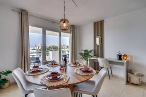 Ultimate Rentals - Scenic 2BR Haven Breathtaking Sea and Garden Views