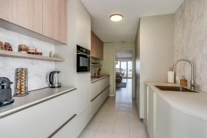 Ultimate Rentals - Scenic 2BR Haven Breathtaking Sea and Garden Views