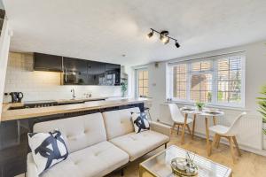 Cozy Riverside Cottage in Hertford Town with Parking