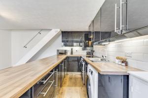 Cozy Riverside Cottage in Hertford Town with Parking