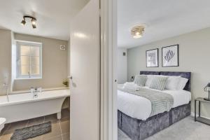 Cozy Riverside Cottage in Hertford Town with Parking