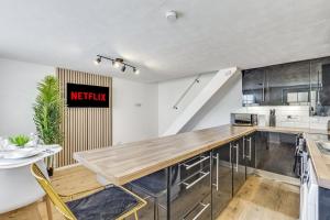 Cozy Riverside Cottage in Hertford Town with Parking