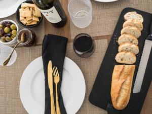 Modern Stylish Oasis King Bed Sleeps 8 Central Location