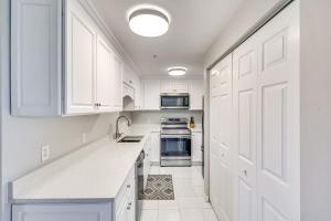 Sleek Naples Condo with Balcony Snowbirds Welcome!