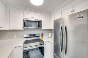 Sleek Naples Condo with Balcony Snowbirds Welcome!