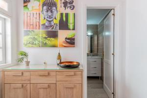 Modern studio with ocean views and heated pool in Malibu Park