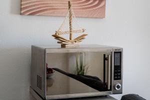 Modern studio with ocean views and heated pool in Malibu Park