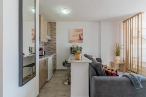 Modern studio with ocean views and heated pool in Malibu Park