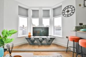 StayRight Stunning 3 Bed Flat - With Parking