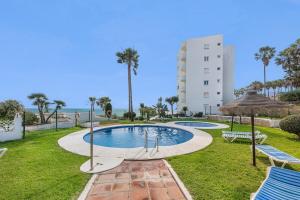 Marvellous 1 Bedroom Beachfront Flat with Parking and Pool