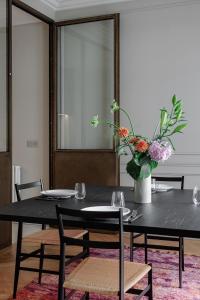 A mini-suite for 2, in a green setting