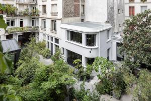 A mini-suite for 2, in a green setting