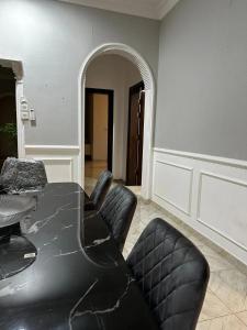 شقة بثلاث غرف نوم وصالة ومجلس