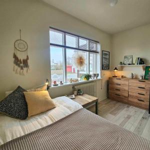 2 bedroom apartment with a loft- close to downtown