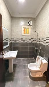 شقة بثلاث غرف نوم وصالة ومجلس