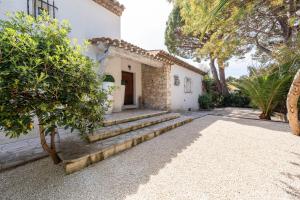 One of a kind 6 BR 6 bath villa sauna jacuzzi pool just 15 mns off town