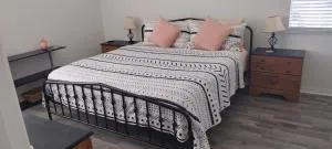 Themed kid bedrooms, 17 miles to Disney and Legoland, private pool, kitchen, wifi, washer, dryer - Gore Airport