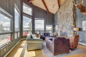Panoramic Mountain-View Retreat with Hot Tub and Deck!