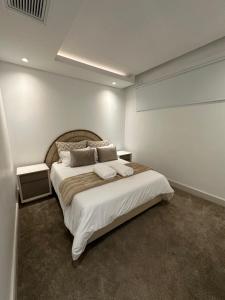 The Houghtons Hotel - Modern Day Home Two-Bedroom Apartment