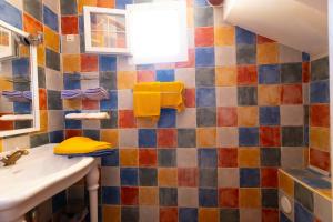 Lodges Le Mas des lys - Guest houses au coeur de la Provence dans un parc paysage avec piscine, sauna et boulodrome : photos des chambres