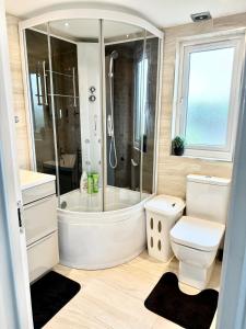 Modern 4-Bedroom Home Near Station, Shops&Schools