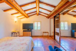 Lodges Le Mas des lys - Guest houses au coeur de la Provence dans un parc paysage avec piscine, sauna et boulodrome : Appartement 2 Chambres de Luxe avec Vue sur le Jardin